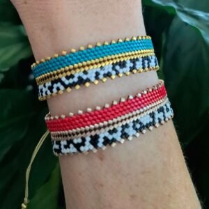 Bracelet Rangi rouge en perles miyuki tissées à la main. Couleur et motif d'inspiration afro-bohème. Photo portée