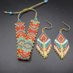 Bracelet et boucles d'oreille coordonnés en perles miyuki delica 11/0 tissées à la main. Les motifs sont d'inspiration azteque. Les couleurs dominantes sont le bleu et le rouge. Ces bijoux sont des pièces uniques faites main par Cecile-Jeanne pour la marque Oyuni.