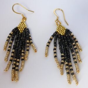 Boucles d'oreilles Kimi à franges en perles miyuki tissées à la main. Crochet d'oreille en acier inoxydable doré.