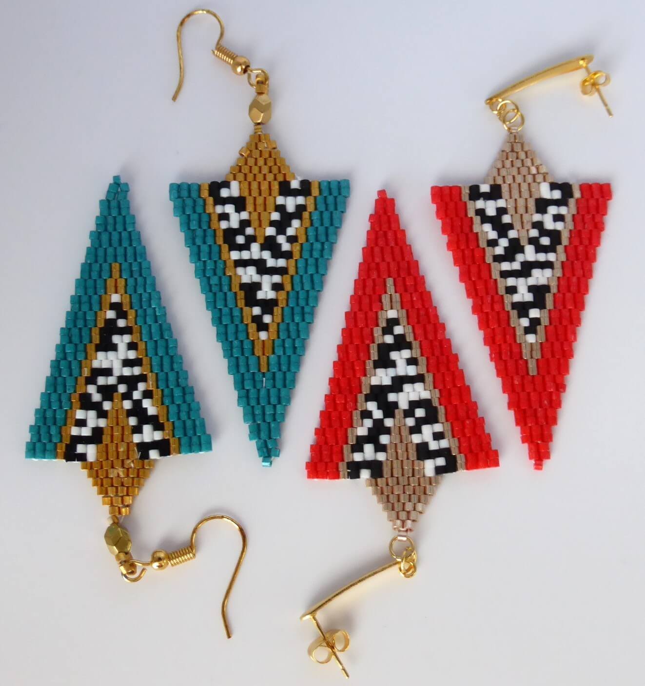 Boucles d'oreilles Rangi en perles miyuki tissées à la main. Couleur et motif d'inspiration afro-bohème. Crochet ou clou en acier inoxydable doré.