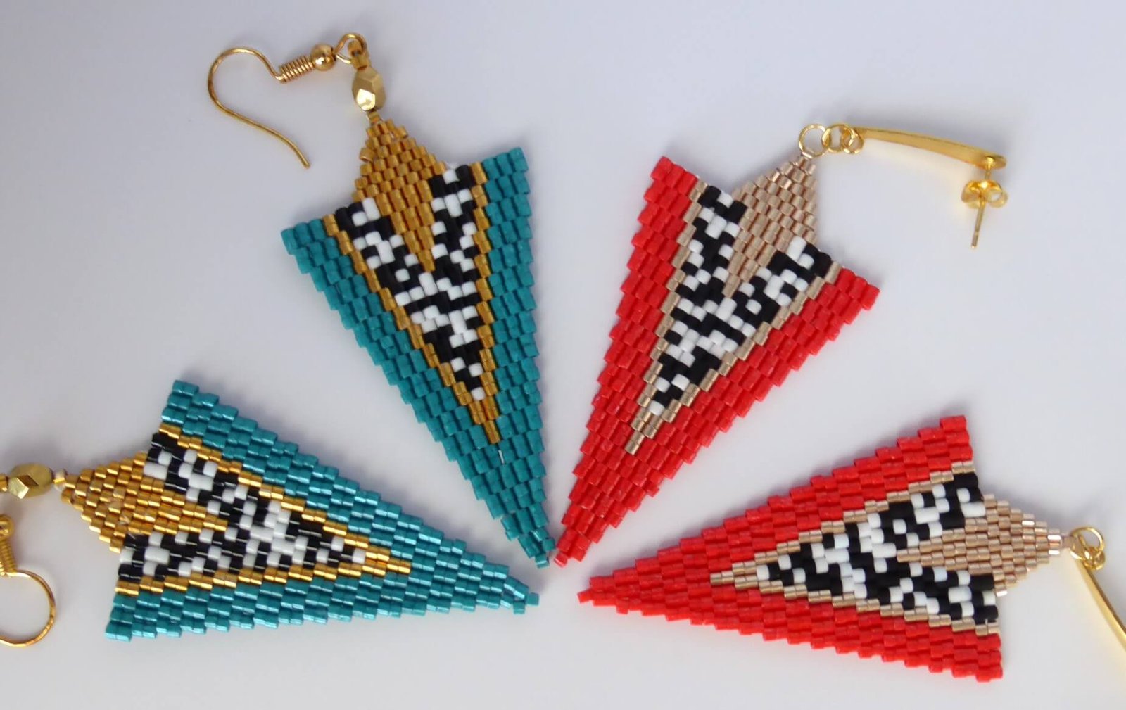 Boucles d'oreilles Rangi en perles miyuki tissées à la main. Couleur et motif d'inspiration afro-bohème. Crochet ou clou en acier inoxydable doré.