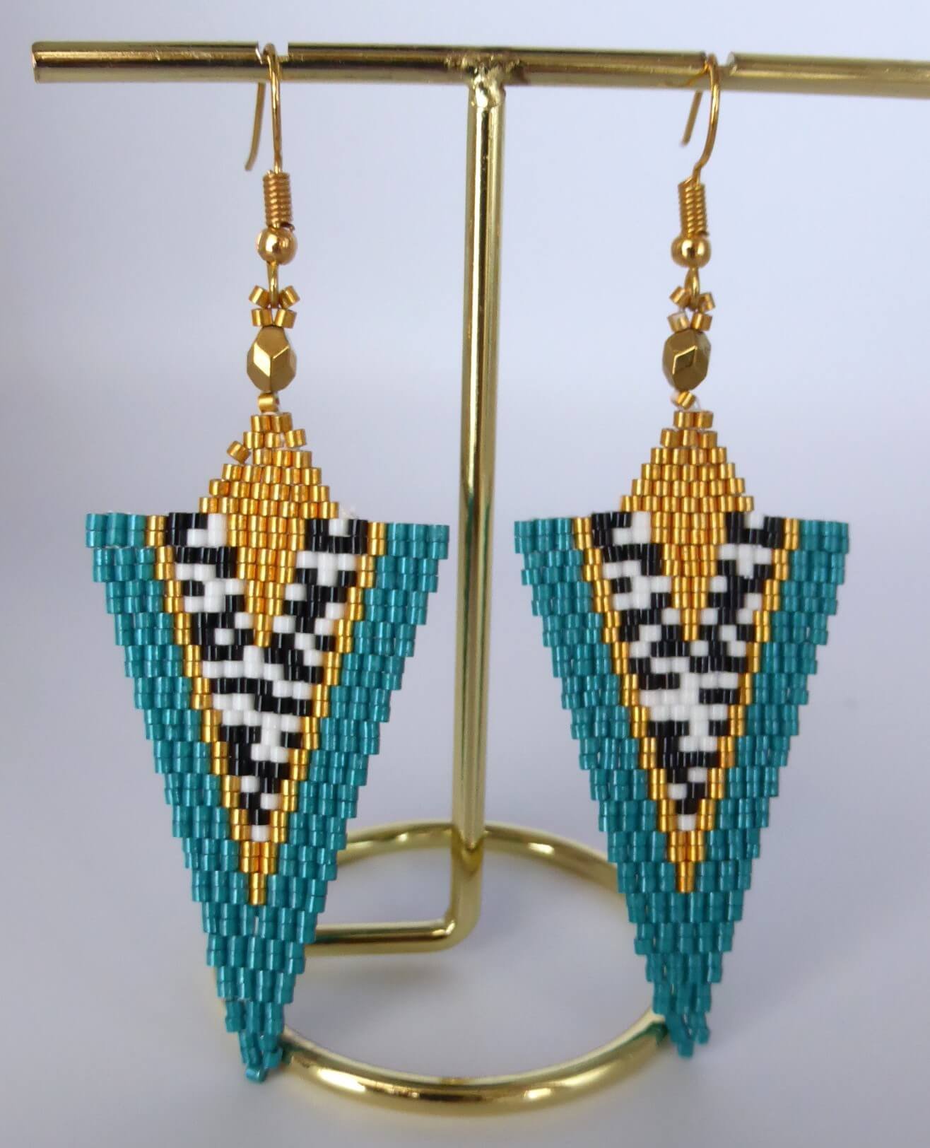 Boucles d'oreilles Rangi en perles miyuki tissées à la main. Couleur et motif d'inspiration afro-bohème. Crochet en acier inoxydable doré. Modèle bleu