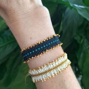 Bracelet Gypset de forme ruban en perles miyuki tissés avec franges. Taille ajustable.