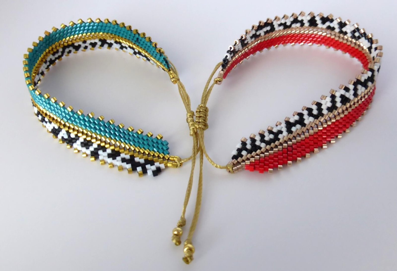 Bracelet Rangi rouge en perles miyuki tissées à la main. Couleur et motif d'inspiration afro-bohème.