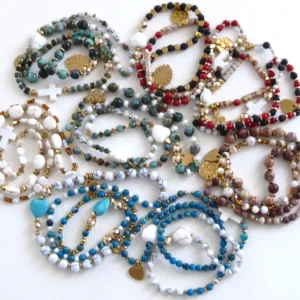 Bracelet Sorel multi-rangs duo en perles de pierre naturelle et breloques.