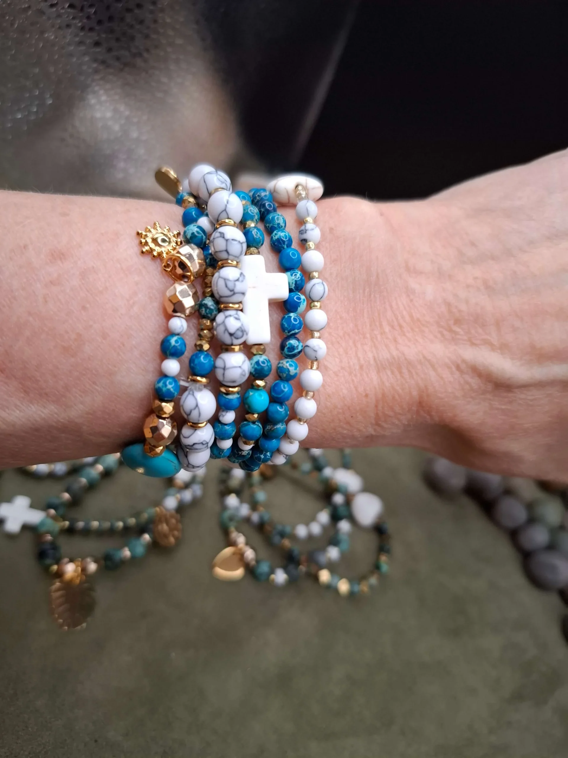 Bracelet Sorel bleu multi-rangs duo en perles de pierre naturelle et breloques. Bracelet porté