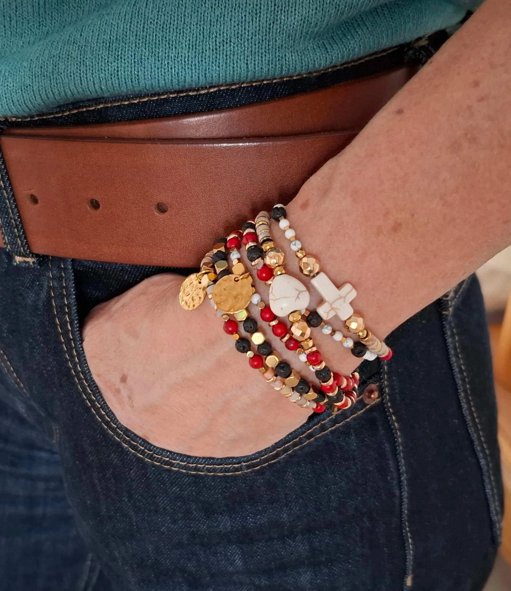 Bracelet Sorel rouge multi-rangs duo en perles de pierre naturelle et breloques. Bracelets portés