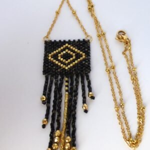 Collier kimi noir. Pendentif en perles miyuki tissées à la main monté sur une chaînette en acier inoxydable doré.