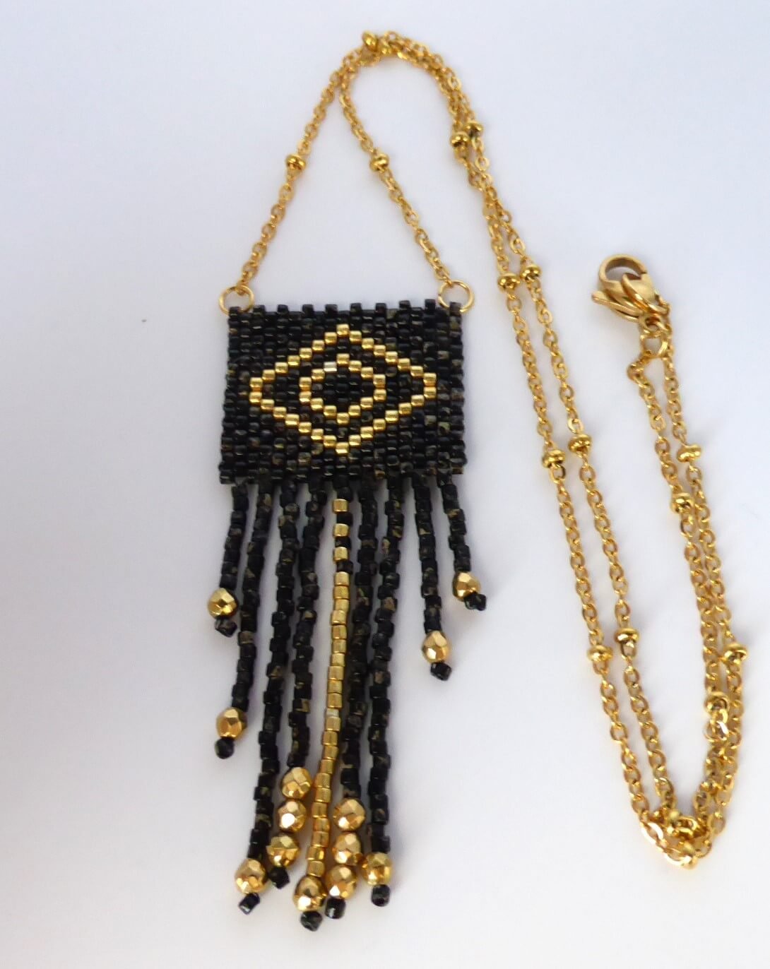 Collier kimi noir. Pendentif en perles miyuki tissées à la main monté sur une chaînette en acier inoxydable doré.