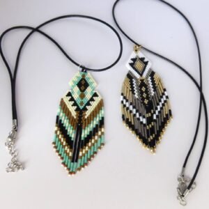 Collier Mahala. Pendentif en perles miyuki tissées à la main monté sur un cordon ciré.