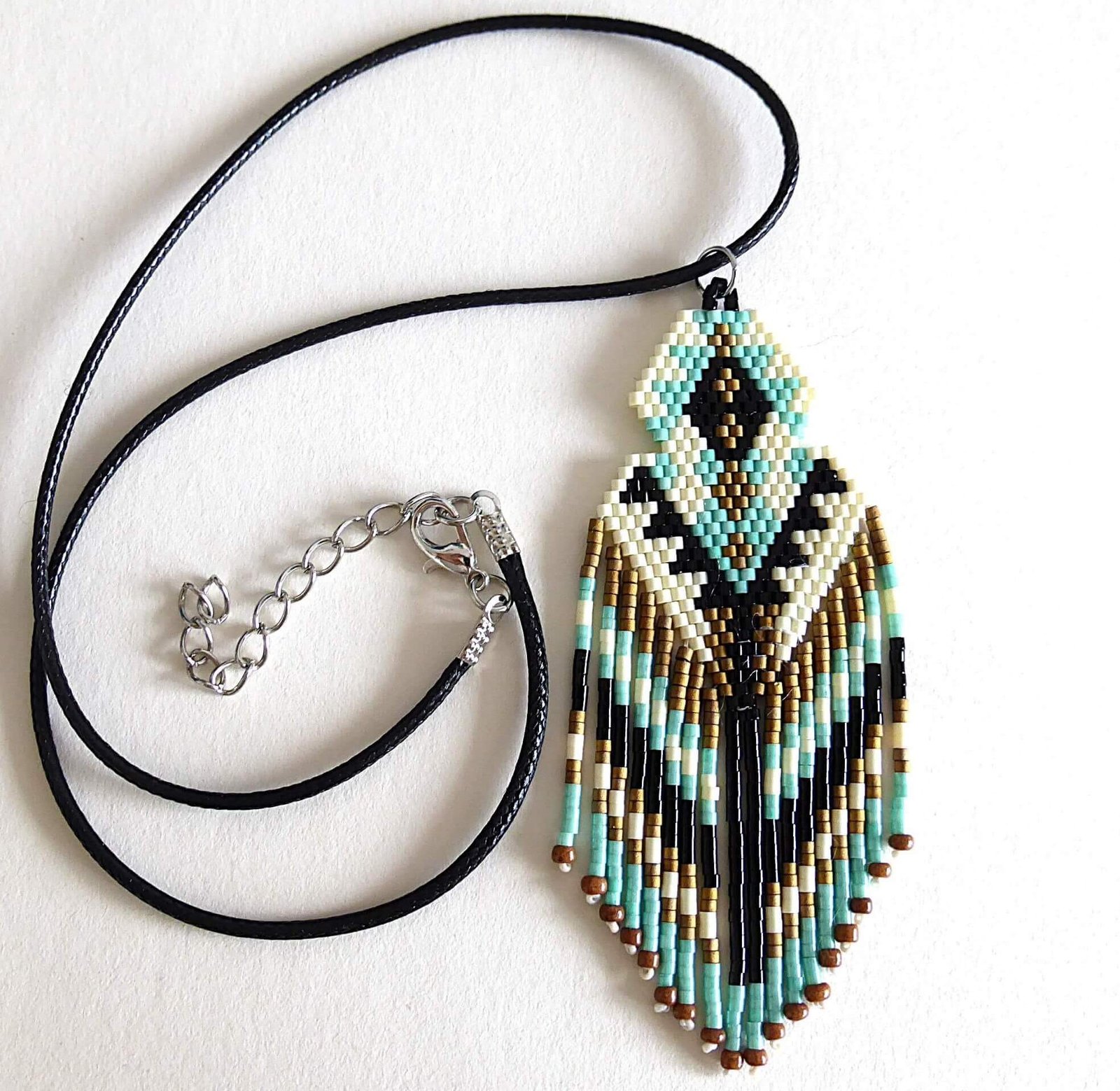 Collier Mahala bleu. Pendentif en perles miyuki tissées à la main monté sur un cordon ciré.