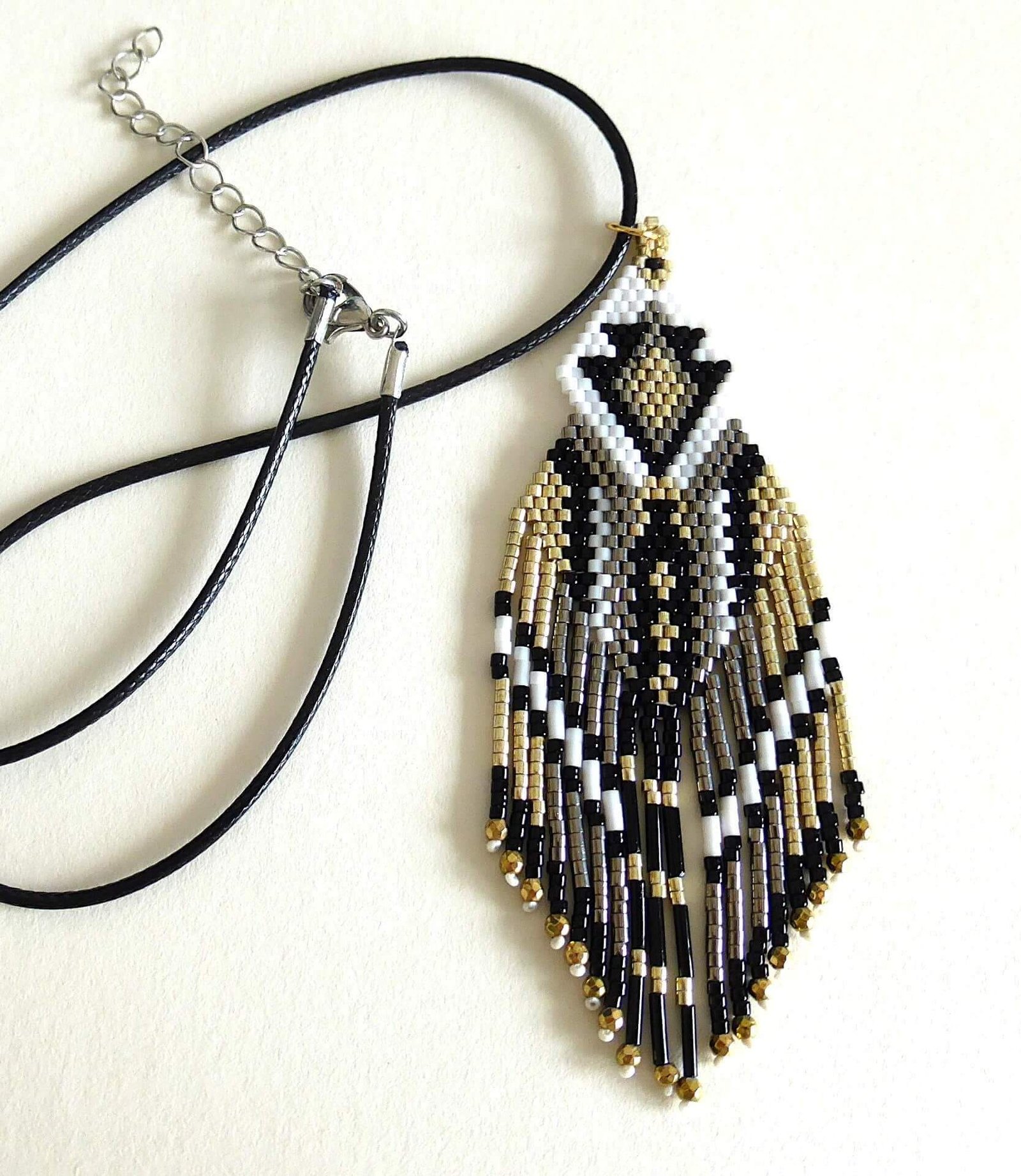 Collier Mahala noir. Pendentif en perles miyuki tissées à la main monté sur un cordon ciré.