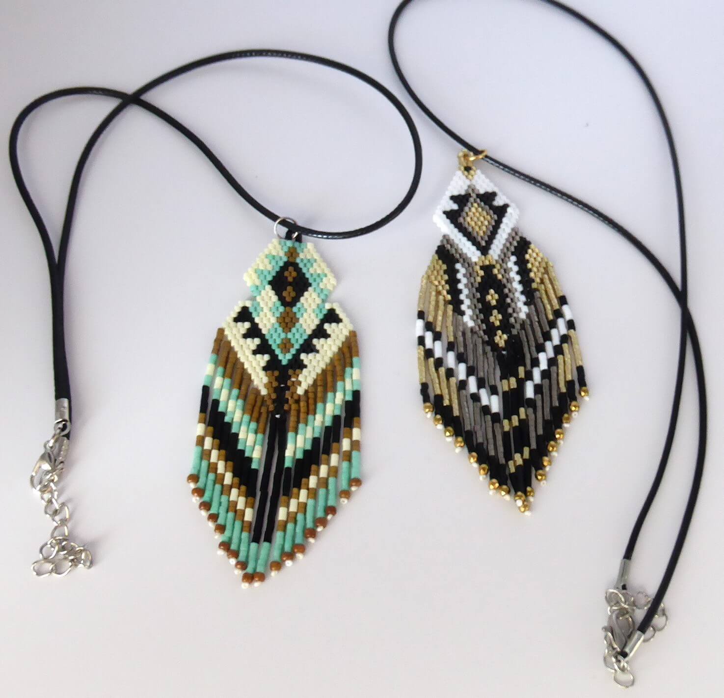 Collier Mahala. Pendentif en perles miyuki tissées à la main monté sur un cordon ciré.