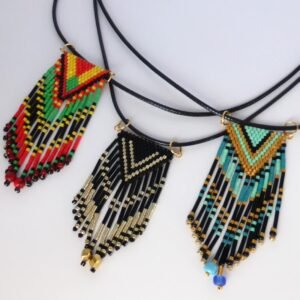 Collier Paloma. Pendentif en perles miyuki tissées à la main monté sur un cordon ciré.