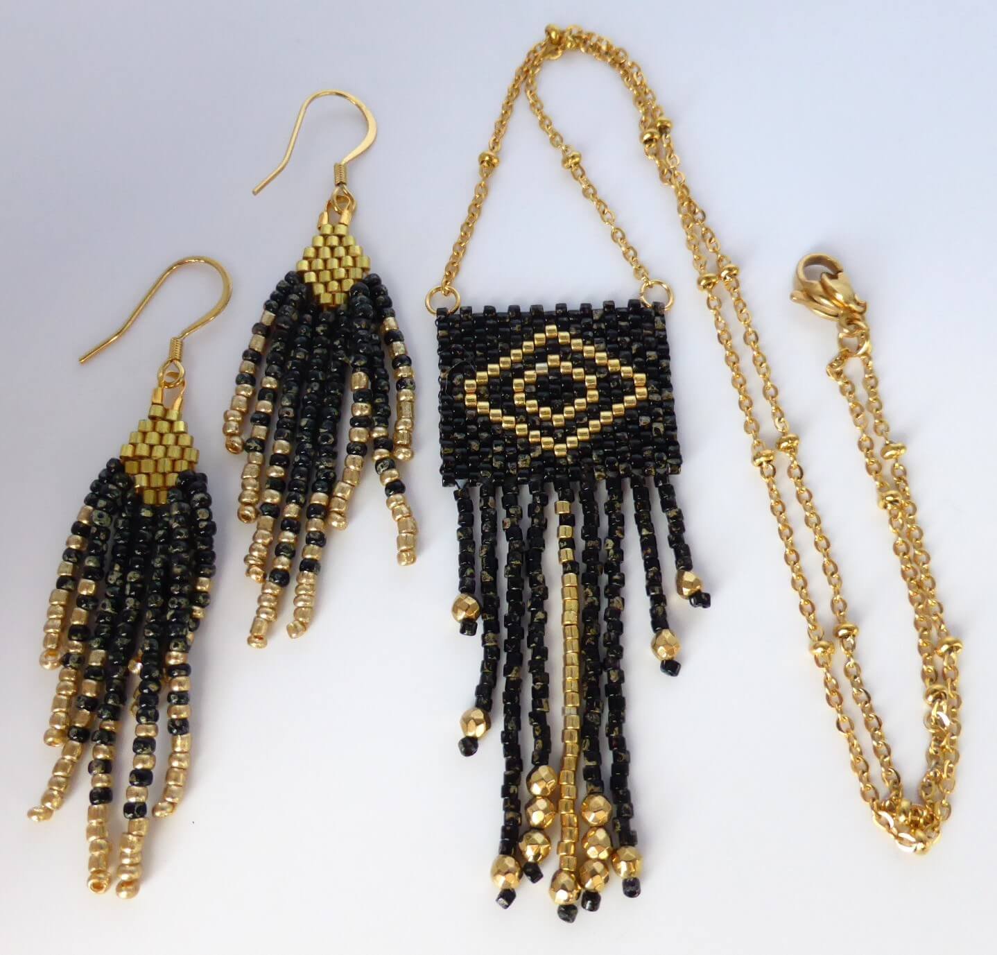 Ensemble collier et boucles d'oreilles assorties, modèle kimi noir.