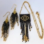 Ensemble collier et boucles d'oreilles assorties, modèle kimi noir.