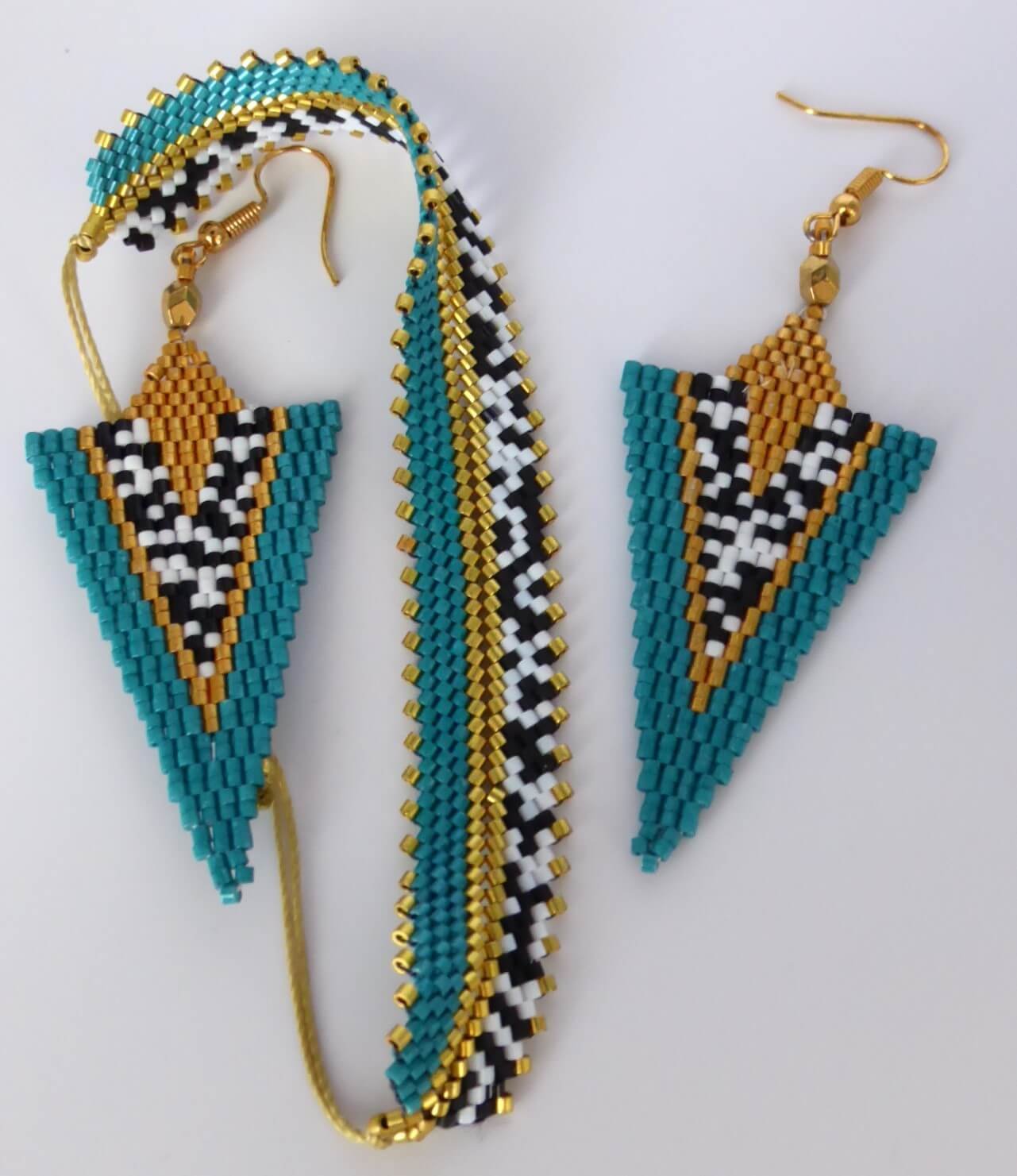 Ensemble Rangi Bracelet et boucles d'oreilles en perles miyuki tissées à la main. Couleur et motif d'inspiration afro-bohème. Modèle bleu.