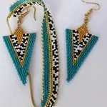 Ensemble Rangi Bracelet et boucles d'oreilles en perles miyuki tissées à la main. Couleur et motif d'inspiration afro-bohème. Modèle bleu.