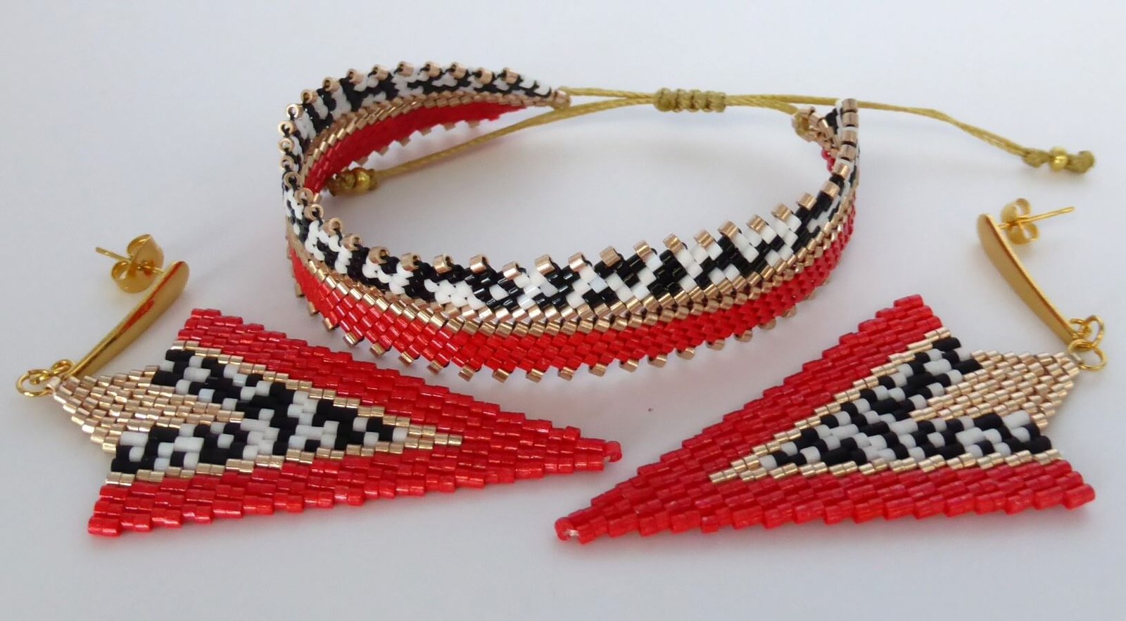 Ensemble Rangi Bracelet et boucles d'oreilles en perles miyuki tissées à la main. Couleur et motif d'inspiration afro-bohème. Modèle rouge.