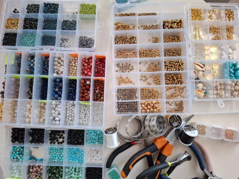 Bijoux artisanaux de style bohème. Atelier de oyuni. Perles et accessoires de fabrication et de personnalisation de bijoux fantaisie