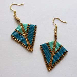 Boucles d'oreilles Arrowa en perles miyuki tissées à la main. Couleurs bleue et dorée. Crochet en acier inoxydable doré. Modèle bleu. Vue à plat.