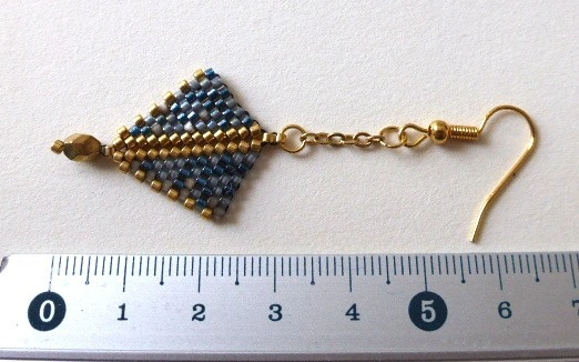 Boucles d'oreilles Arrowa en perles miyuki tissées à la main. Couleurs gris-bleu et dorée. Crochet en acier inoxydable couleur charbon. Modèle gris-bleu et doré. Taille 7cm.