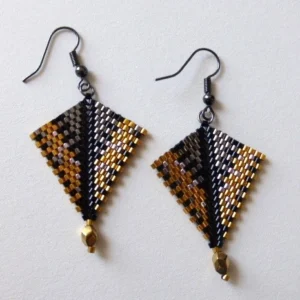 Boucles d'oreilles Arrowa en perles miyuki tissées à la main. Couleurs noire et dorée. Crochet en acier inoxydable couleur charbon. Modèle noir et doré. Vue à plat.