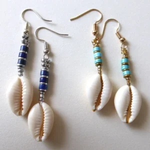 Boucles d'oreilles Kaura avec coquillage cauri, turquoise ou lapis lazuli et crochet en acier inoxydable doté ou argenté. Vue à plat.