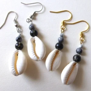 Boucles d'oreilles Kaura avec coquillage cauri, jaspe gris et crochet en acier inoxydable argenté ou doté. Vue à plat.