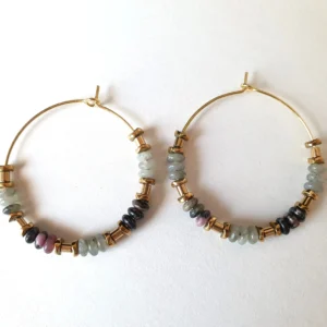 boucles d'oreilles créoles vitae double rang en perles de jade et de rhodochrosite et perles en hématite dorée et pendentif arbre de vie. Vue à plat