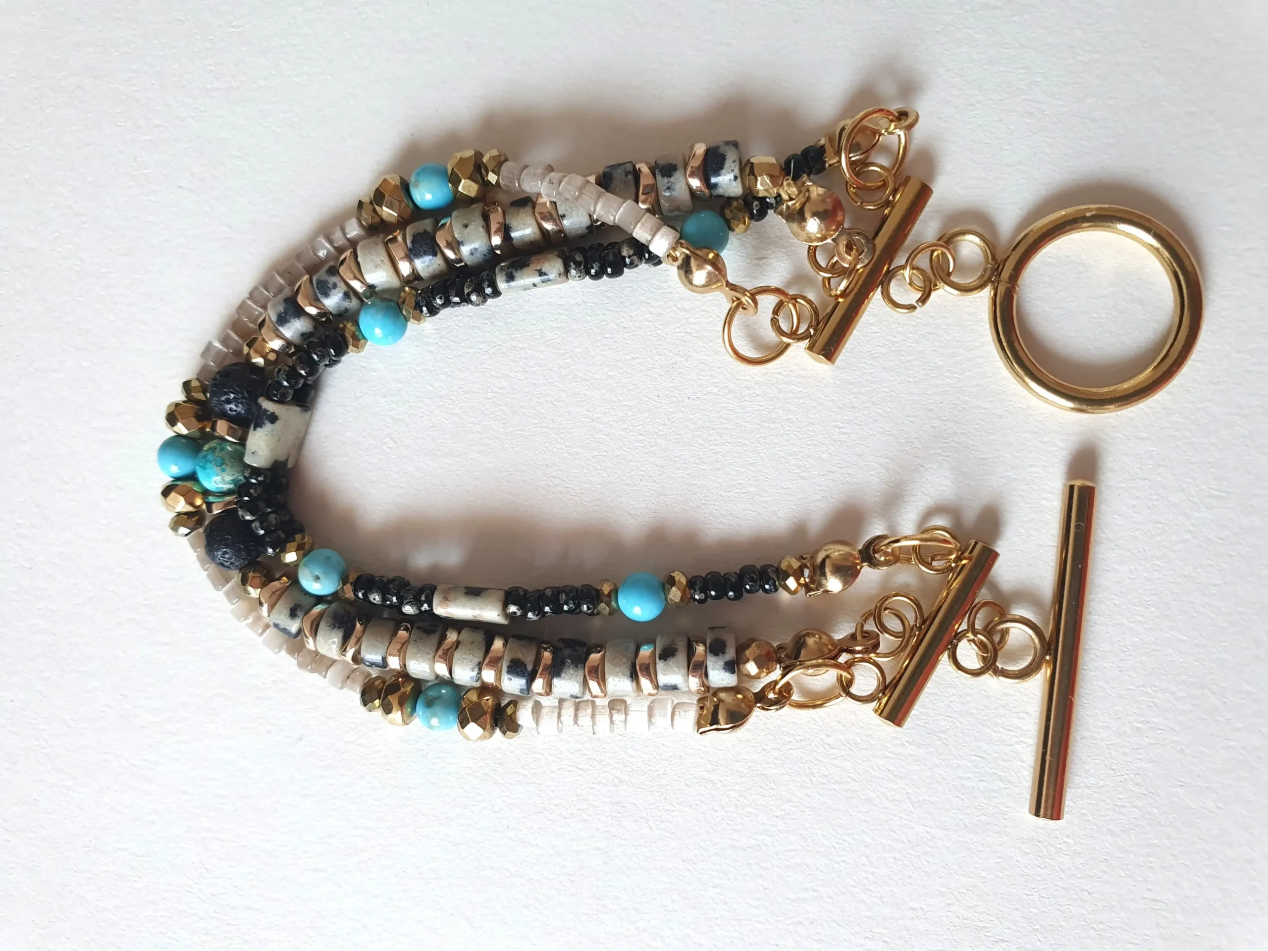 Bracelet triple rang en jaspe dalmatien et turquoise. Vue en U.