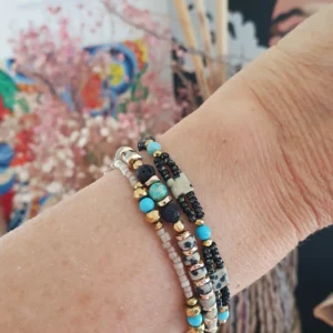 Bracelet triple rang en jaspe dalmatien et turquoise. Vue porté.
