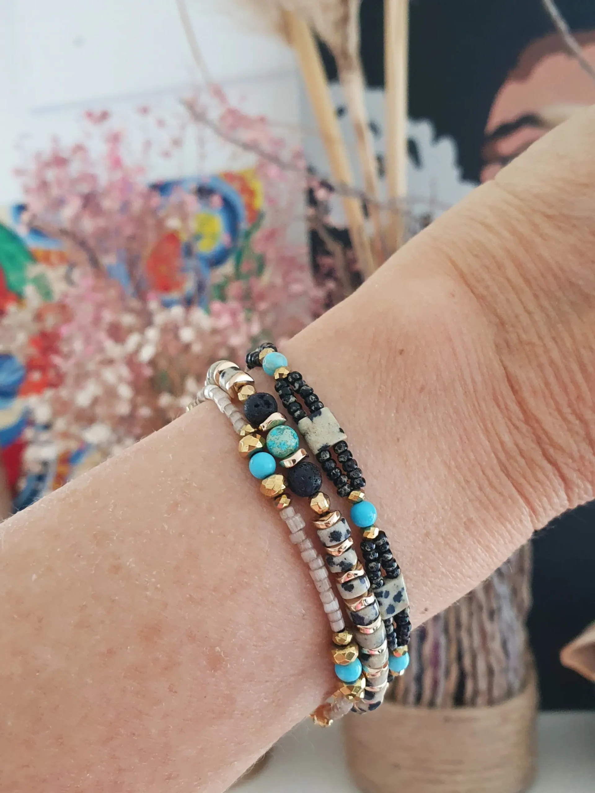 Bracelet triple rang en jaspe dalmatien et turquoise. Vue porté.