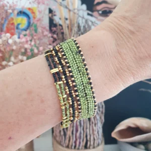 Bracelet triple rang en perles tissées couleur anis. Vue porté.