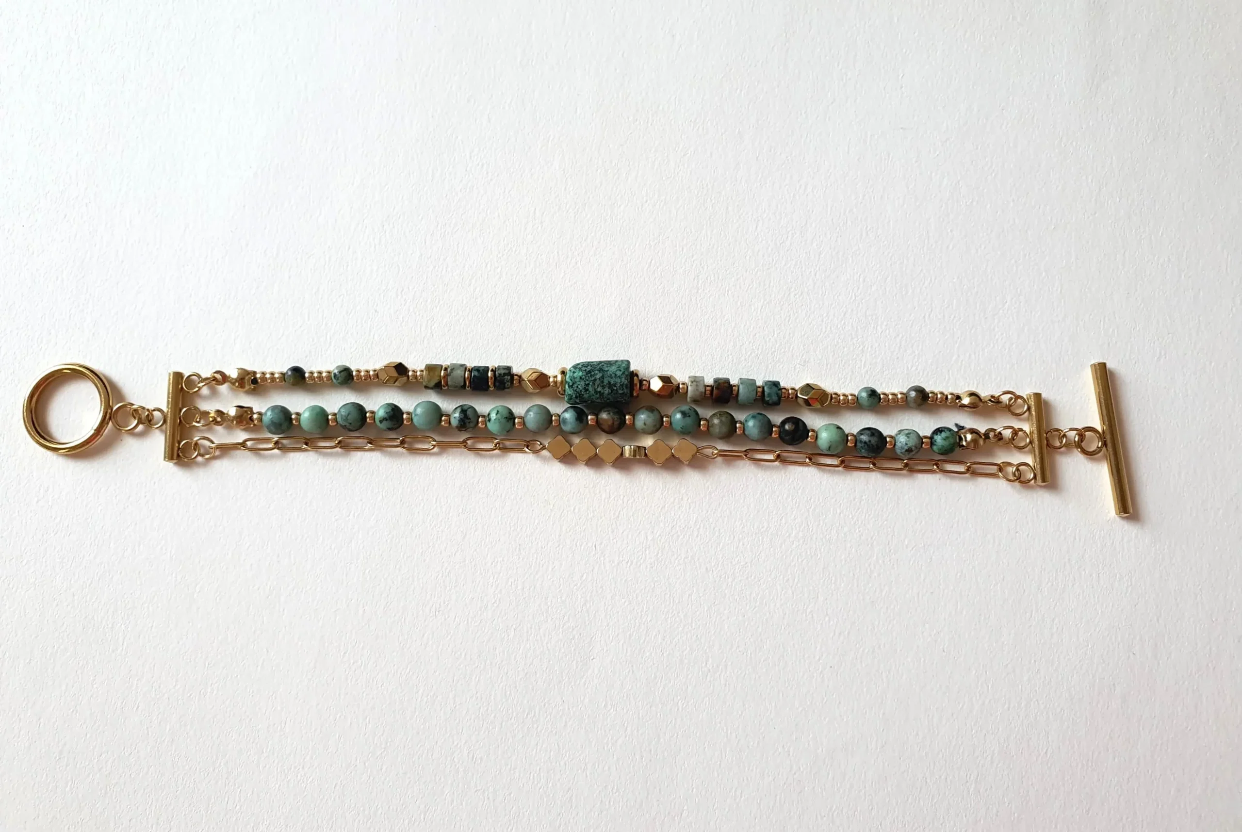 Bracelet triple rang en turquoise africaine. Vue à plat en long.