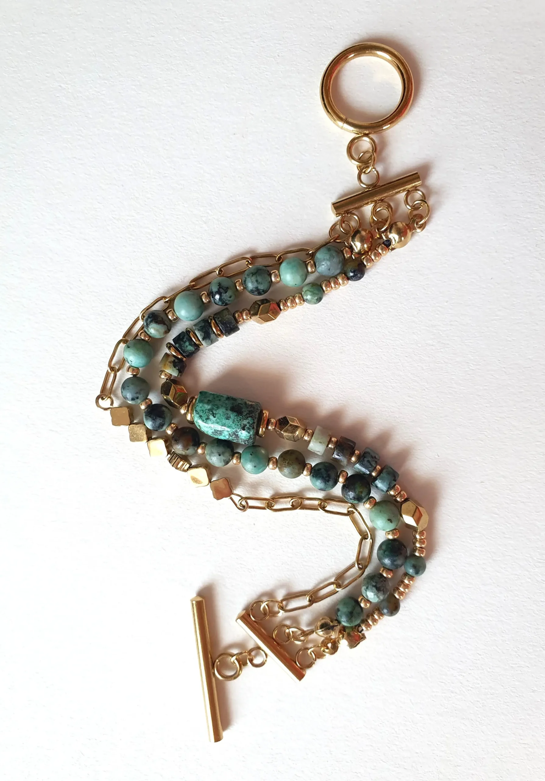 Bracelet triple rang en turquoise africaine. Vue à plat en S.