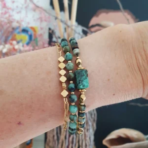 Bracelet triple rang en turquoise africaine. Vue porté.