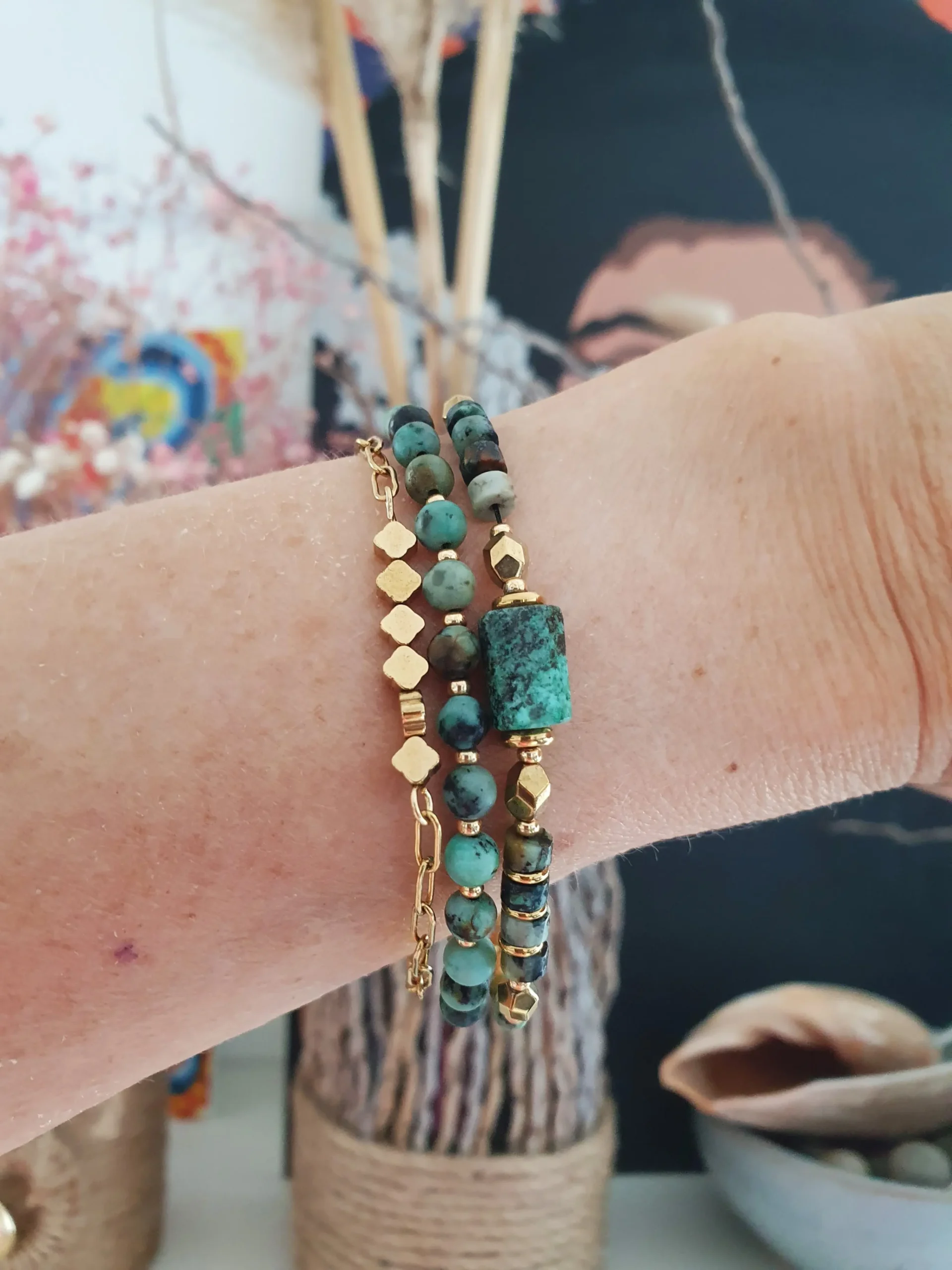 Bracelet triple rang en turquoise africaine. Vue porté.