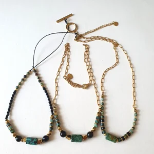 Collection Arusha à base de turquoise africaine et obsidienne. Ensemble de 3 colliers.
