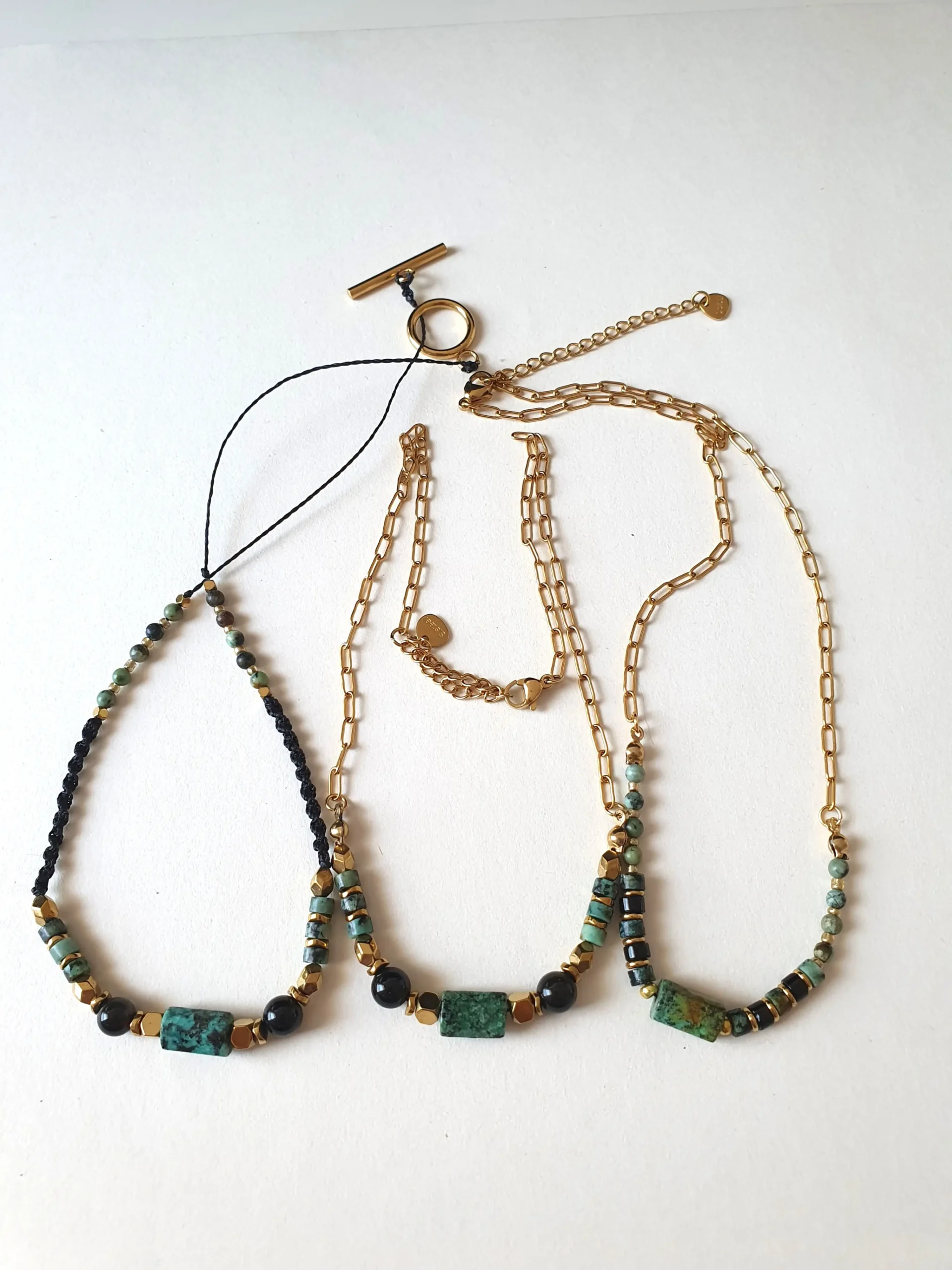 Collection Arusha à base de turquoise africaine et obsidienne. Ensemble de 3 colliers.