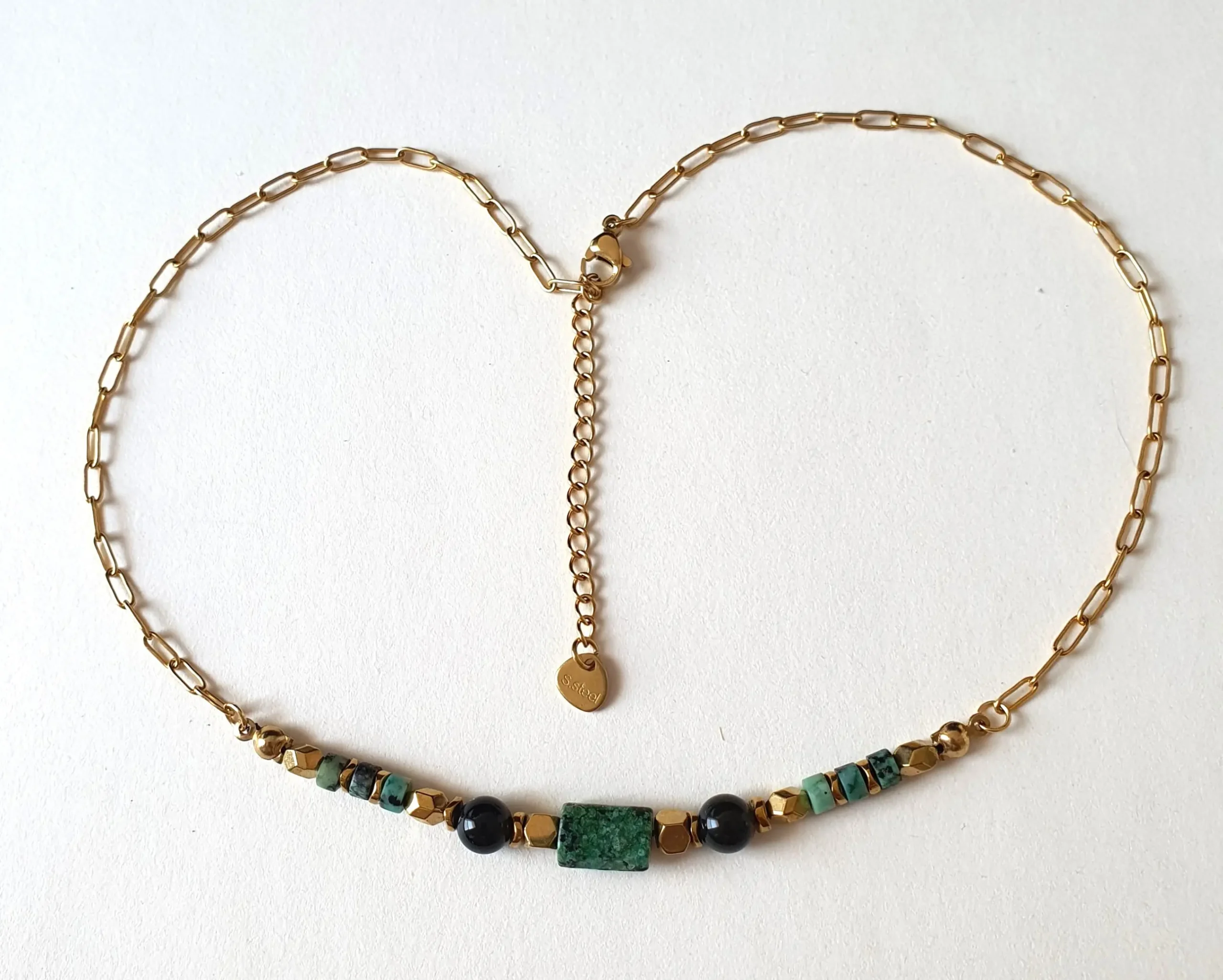 Collier ras de cou Arusha à base de turquoise africaine et obsidienne monté sur chaine en acier inoxydable doré.