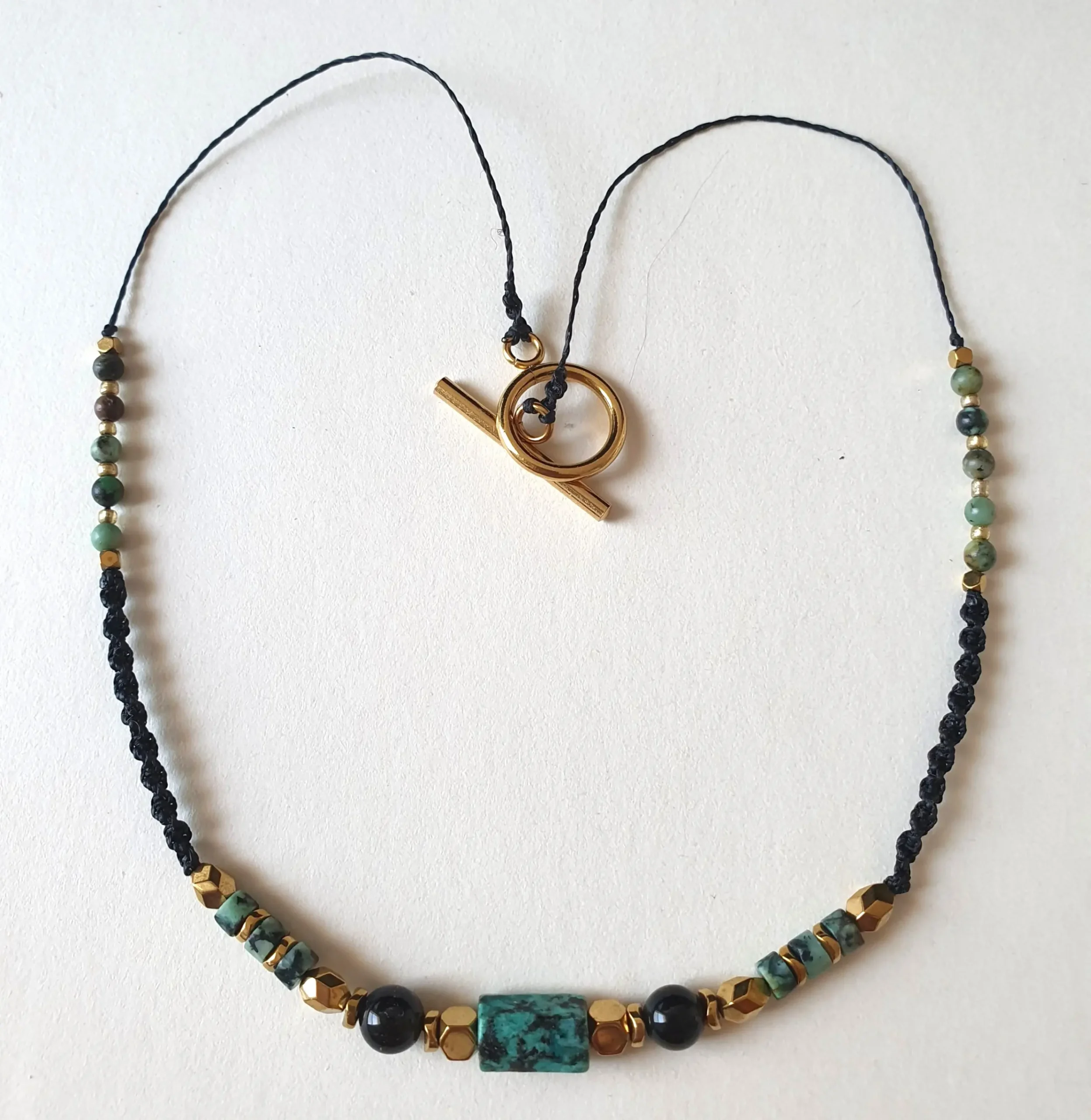 Collier ras de cou Arusha à base de turquoise africaine et obsidienne monté sur cordon de micro-macramé