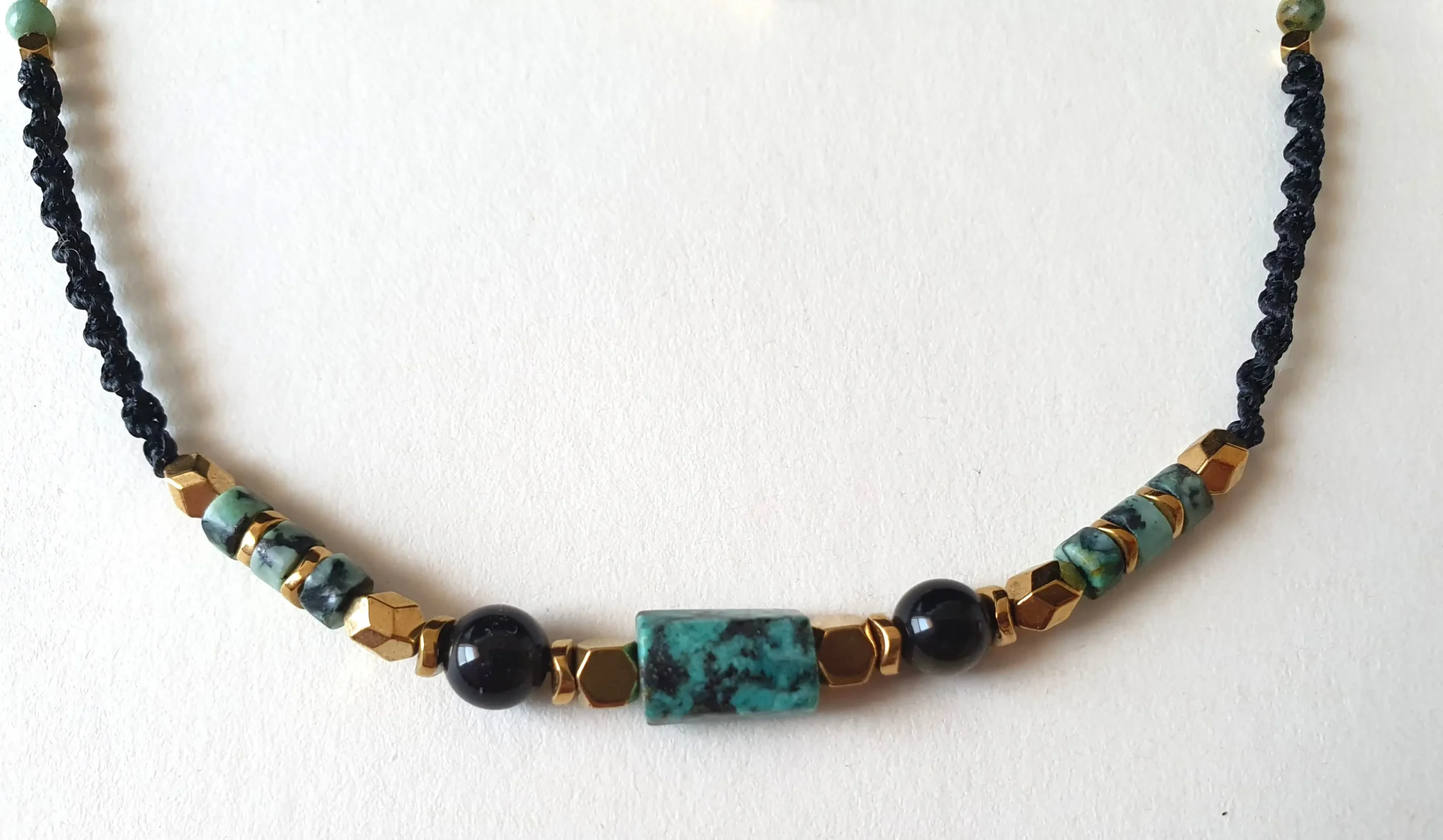 Collier ras de cou Arusha à base de turquoise africaine et obsidienne monté sur cordon de micro-macramé. Zoom.
