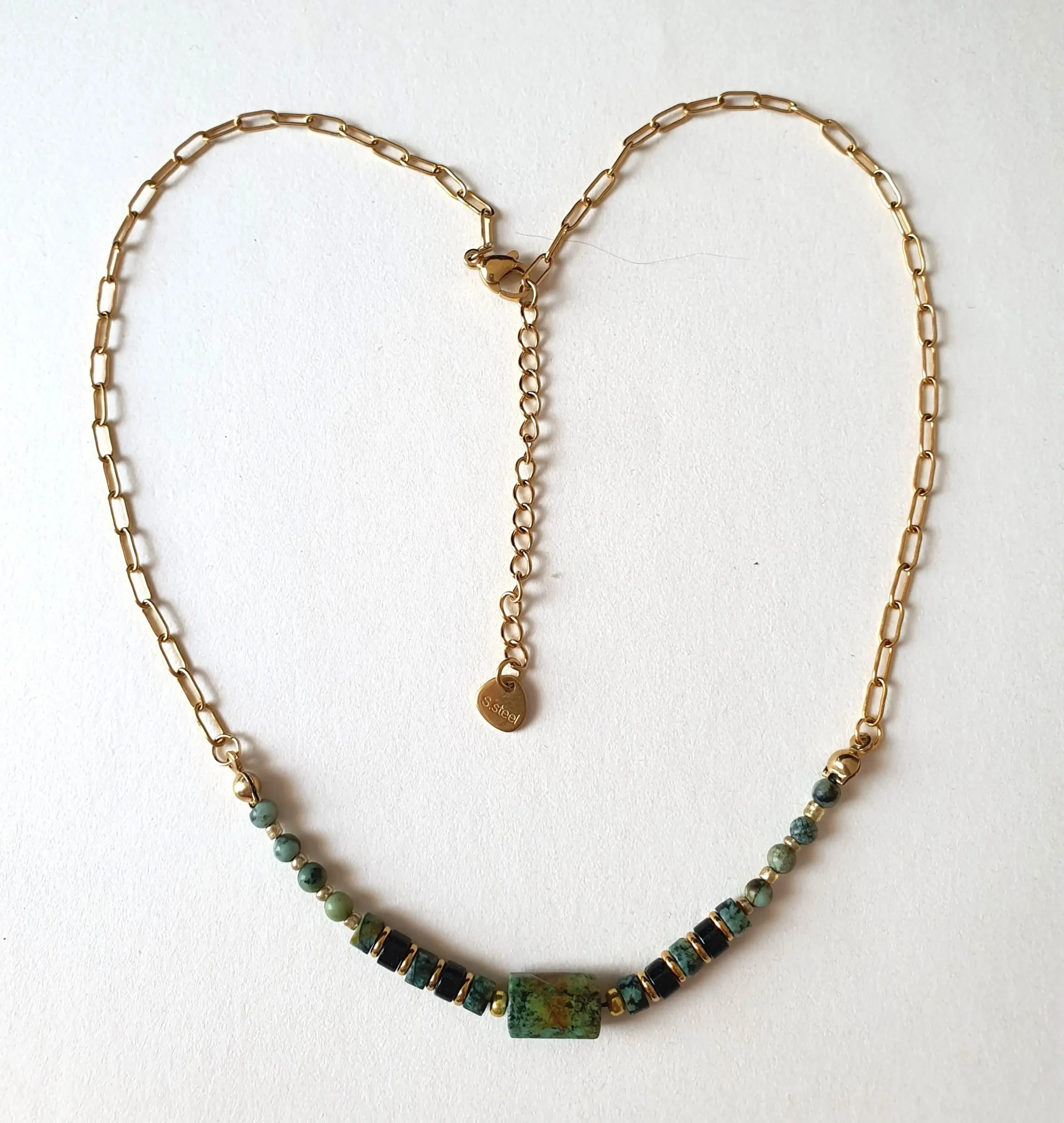 Collier ras de cou Arusha à base de turquoise africaine monté sur chaine en acier inoxydable doré