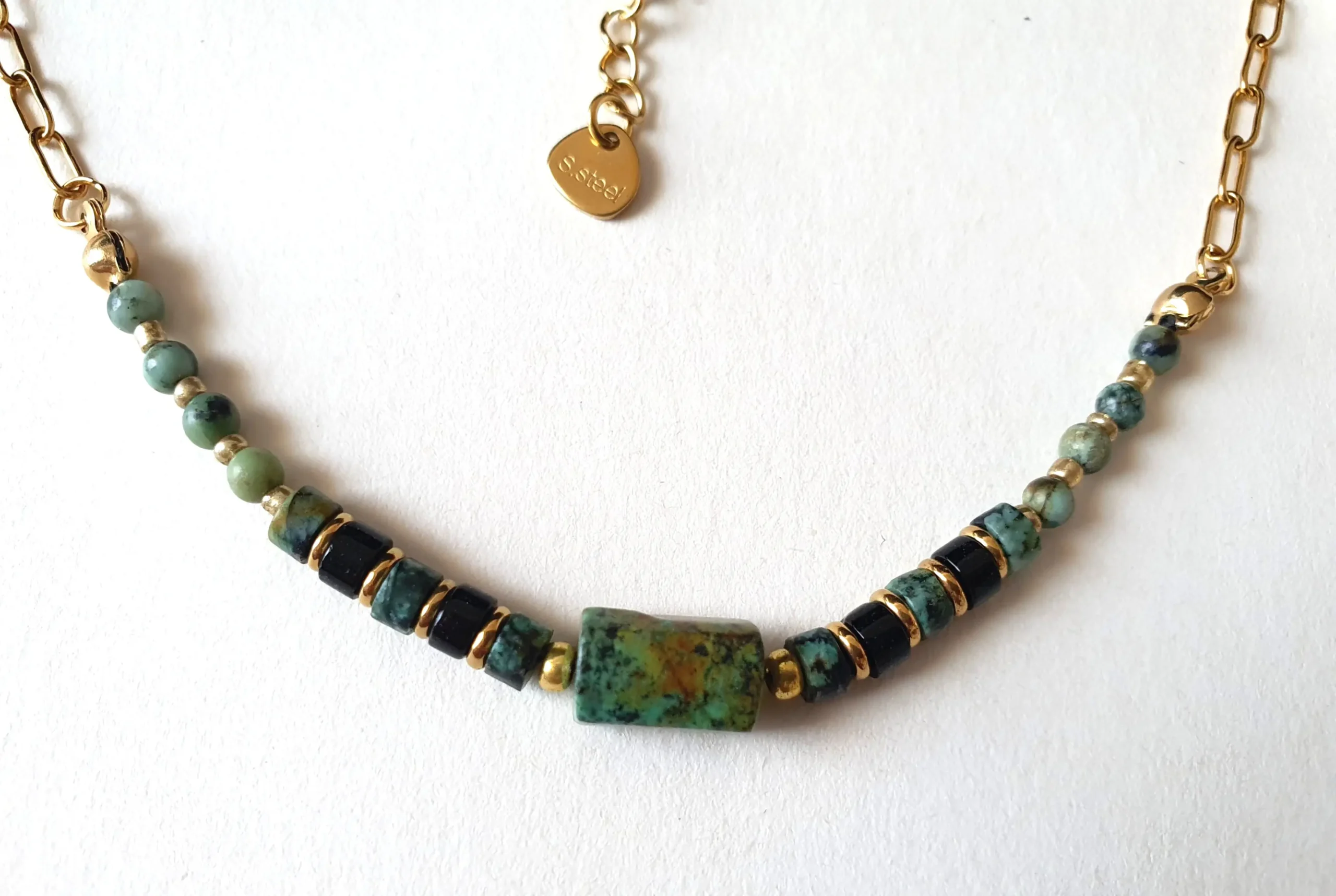 Collier ras de cou Arusha à base de turquoise africaine monté sur chaine en acier inoxydable doré. Zoom.