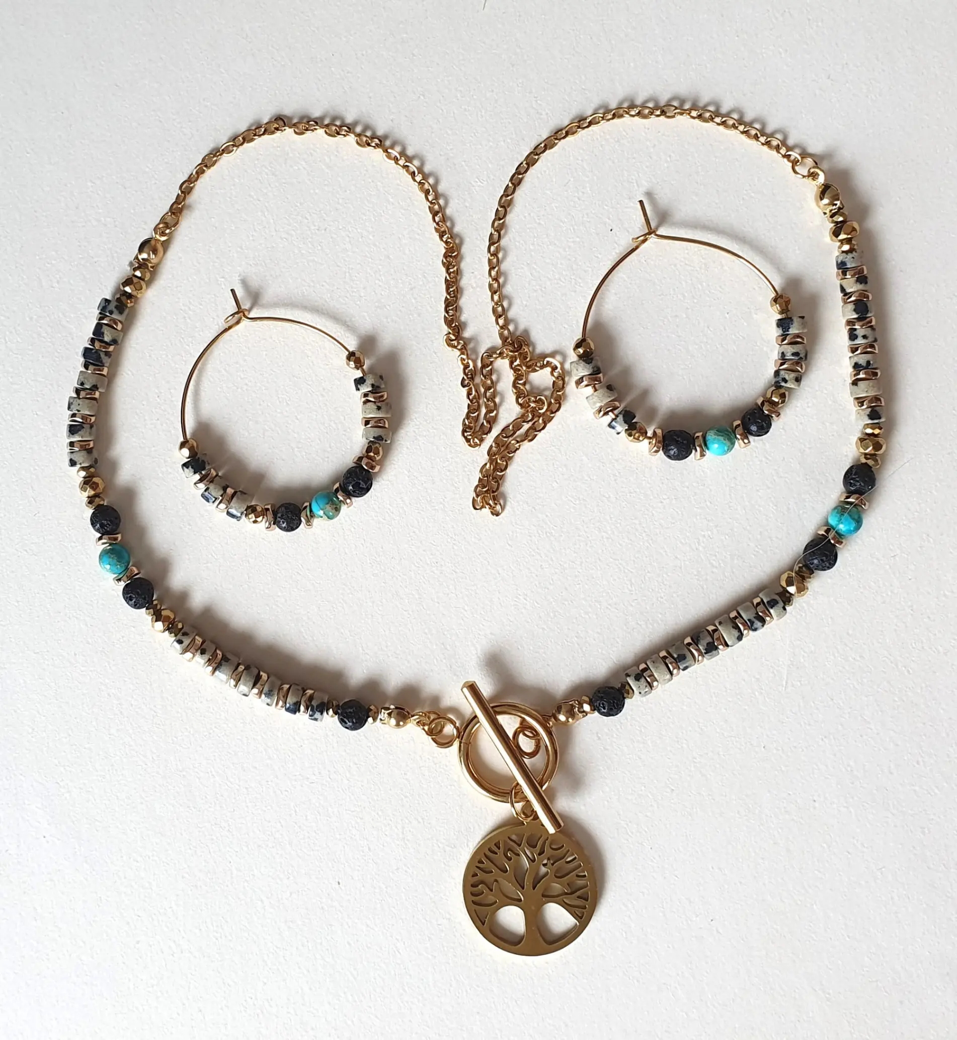 Ensemble collier et boucles d'oreilles créoles de la collection Vitae, modèle dalmatien.