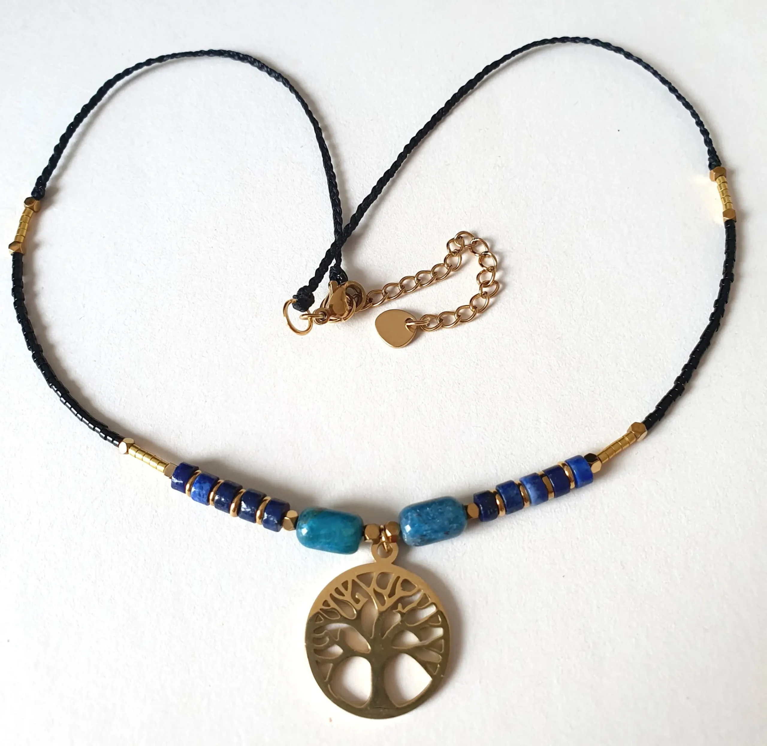 Collier de la collection Vitae, modèle apatite bleue. Vue à plat.