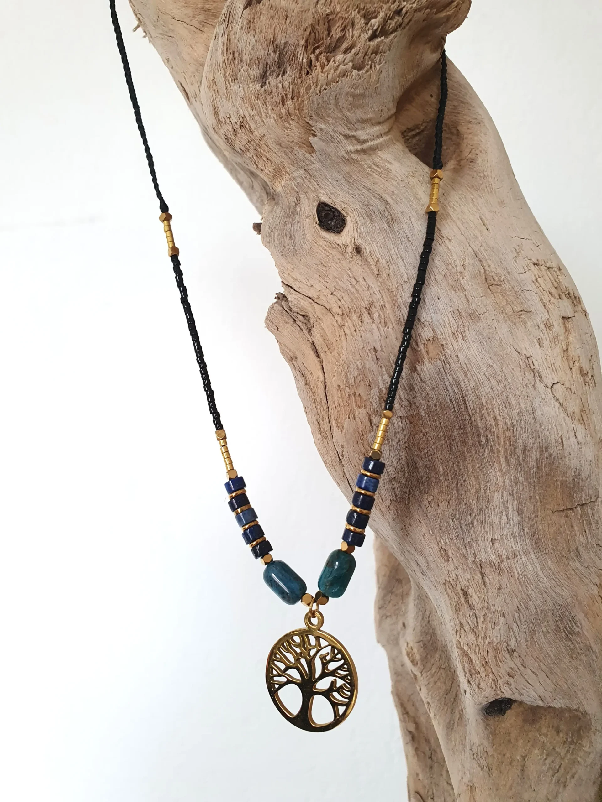 Collier de la collection Vitae, modèle apatite bleue. Vue suspendue.