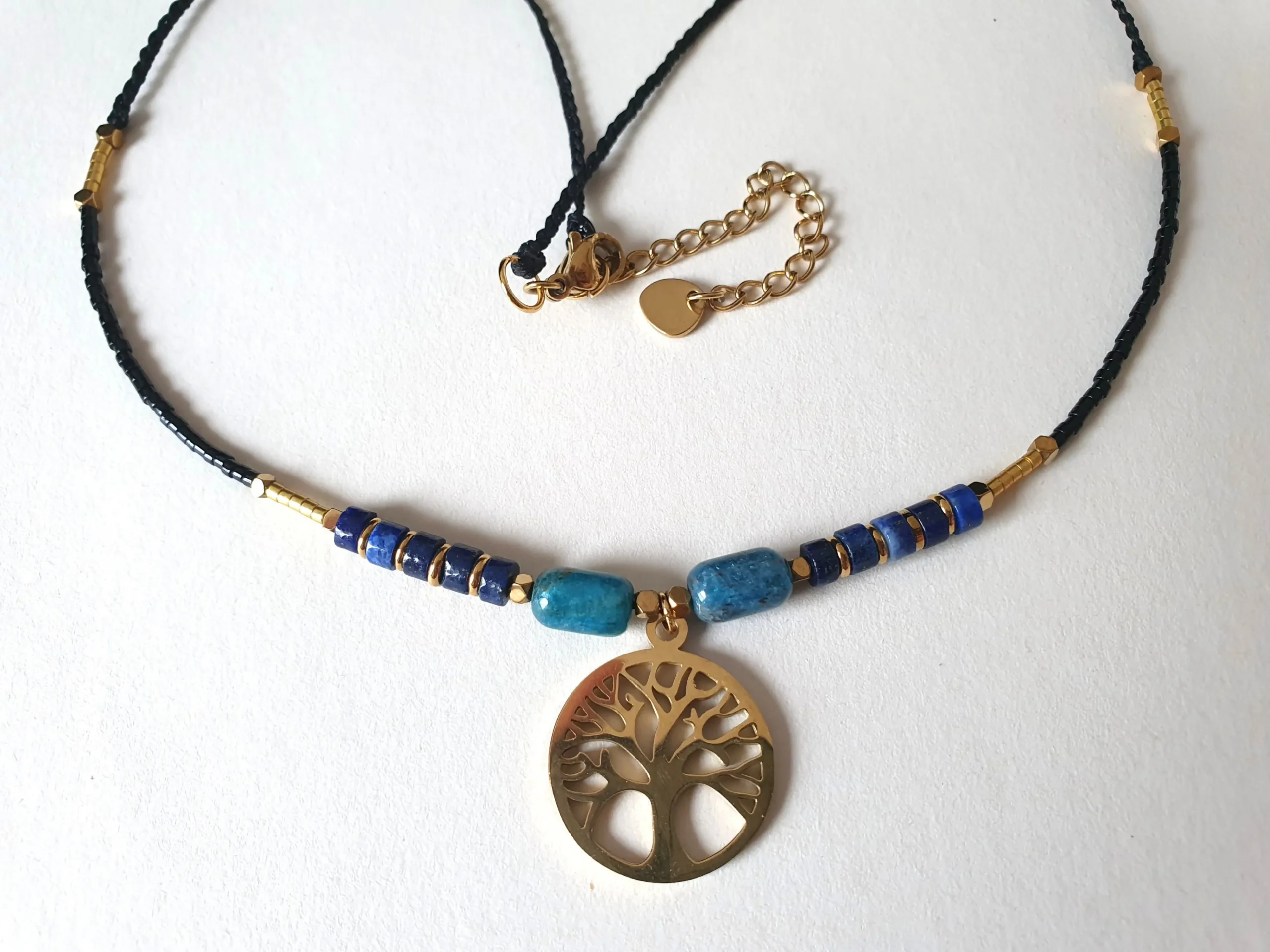 Collier de la collection Vitae, modèle apatite bleue. Zoom.