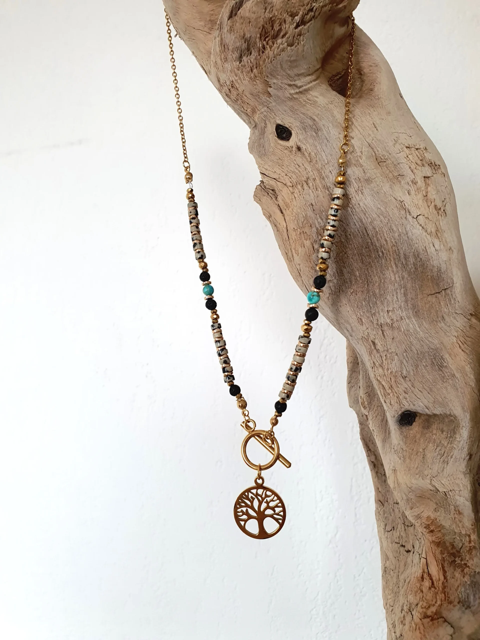 Collier de la collection Vitae, modèle dalmatien. Vue suspendue.